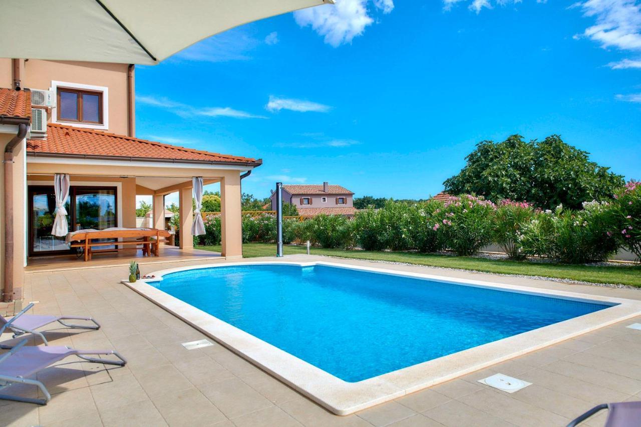 Villa Bartona For 8 Persons With Private Swimmingpool 普拉 外观 照片
